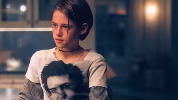 Sarah Altman (Kristen Stewart) stands wearing a T-shirt printed with a man's face