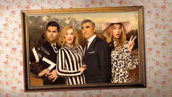 David Rose (Dan Levy) Moira Rose (Catherine O'Hara) Johnny Rose (Eugene Levy) and Alexis Rose (Annie Murphy) pose together