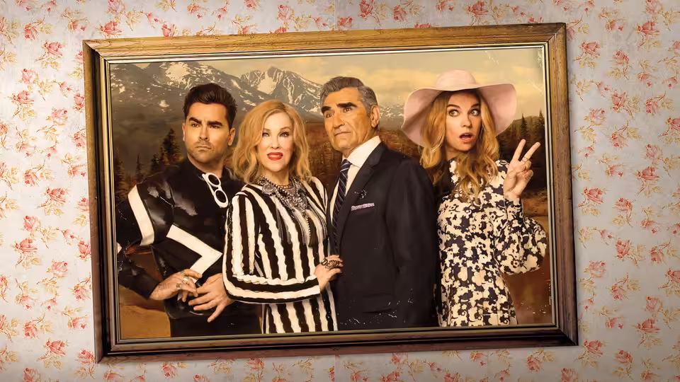 David Rose (Dan Levy) Moira Rose (Catherine O'Hara) Johnny Rose (Eugene Levy) and Alexis Rose (Annie Murphy) pose together