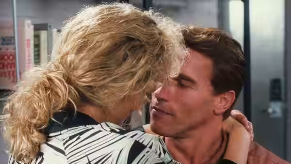 Quaid (Arnold Schwarzenegger) embracing Lori (Sharon Stone) in a close hug