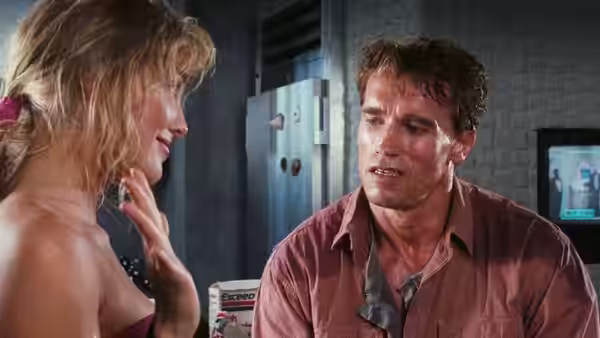 Quaid (Arnold Schwarzenegger) facing Lori (Sharon Stone) in a tense conversation