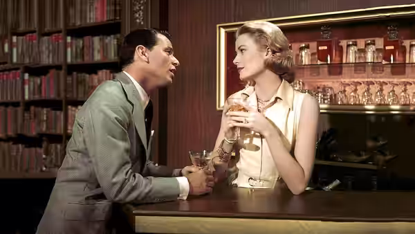 Mike Connor (Frank Sinatra) and Tracy Lord (Grace Kelly) share drinks at the bar