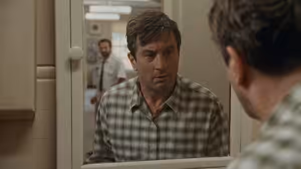 Leonard Lowe (Robert De Niro) studying his reflection in a bathroom mirror