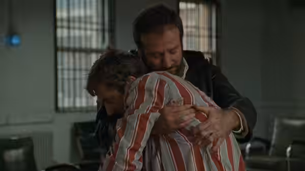 Malcolm Sayer (Robin Williams) embracing Leonard Lowe (Robert De Niro) in a dayroom