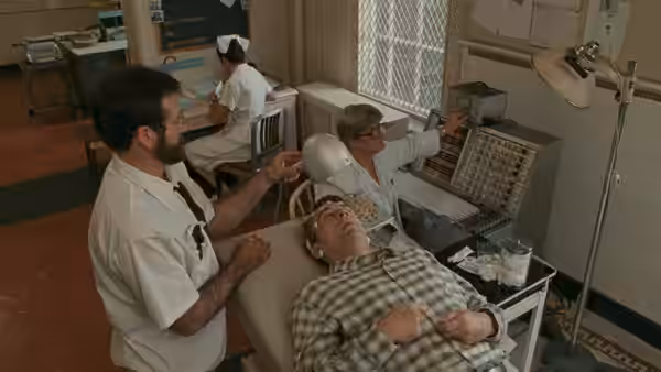 Malcolm Sayer (Robin Williams) attending Leonard Lowe (Robert De Niro) during an EEG test