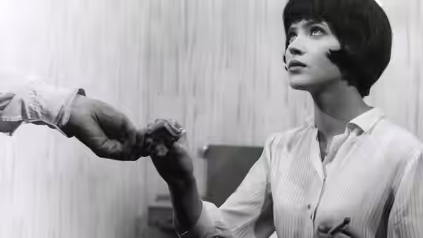 Nana Kleinfrankenheim (Anna Karina) reaches to accept an object from someone offscreen