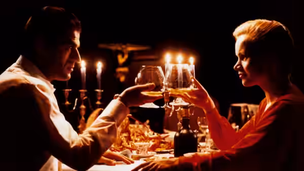 Gerard Reve (Jeroen Krabbé) and Christine Halslag (Renée Soutendijk) raise wine glasses across a candlelit dinner table