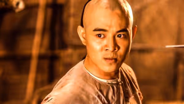 Wong Fei Hung (Jet Li) turns toward the camera in a plain tunic