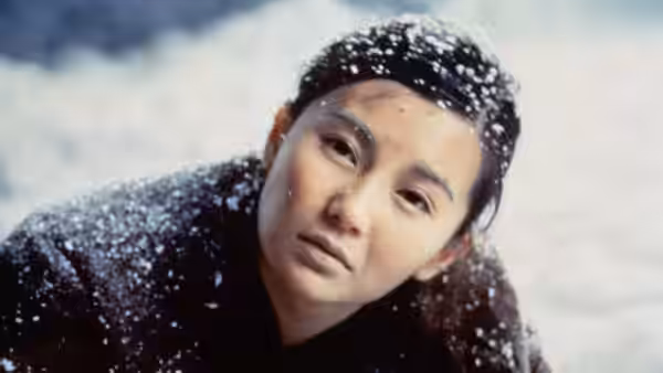 Ruan Lingyu (Maggie Cheung) lies in the snow, looking upward