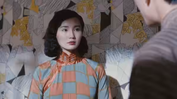 Ruan Lingyu (Maggie Cheung) faces a man against a patterned wall