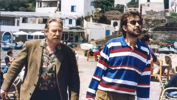 Nanni Moretti (Nanni Moretti) and Gerardo (Renato Carpentieri) walk through a seaside village