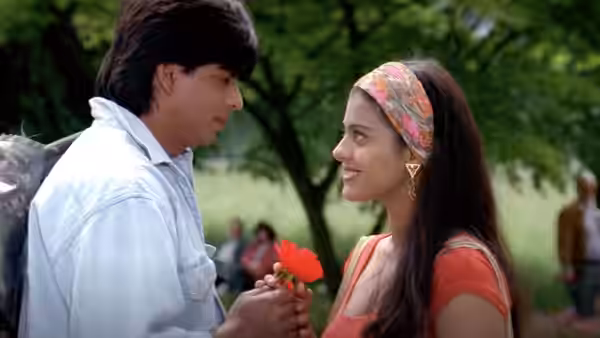 Raj Malhotra (Shah Rukh Khan) offers Simran Singh (Kajol) a red flower outdoors