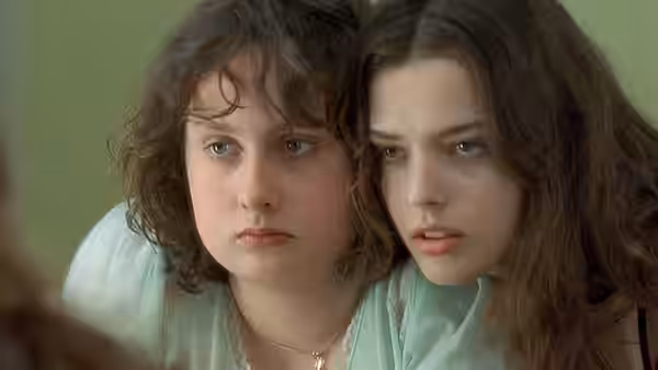 Anaïs (Anaïs Reboux) and Elena (Roxane Mesquida) lean together indoors