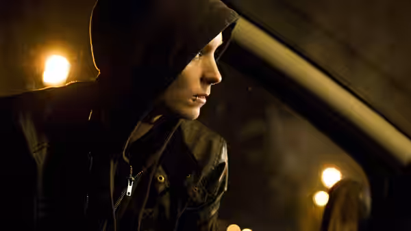 Lisbeth Salander (Rooney Mara) peers out of a car at night