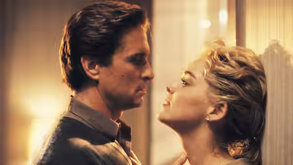 Detective Nick Curran (Michael Douglas) and Catherine Tramell face to face