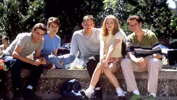 Billy (Skeet Ulrich), Randy (Jamie Kennedy), Stu, Tatum and a friend outdoors
