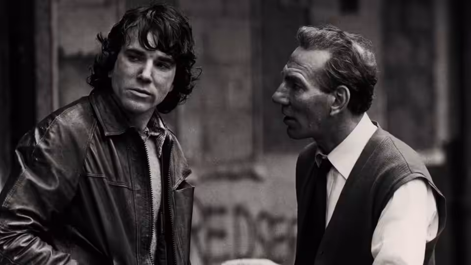 Gerry Conlon (Daniel Day-Lewis) facing Giuseppe Conlon (Pete Postlethwaite) outdoors