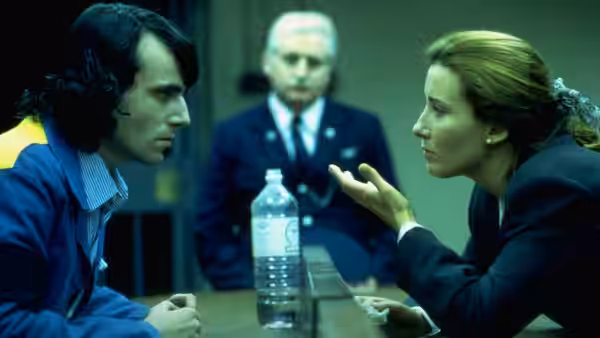 Gerry Conlon (Daniel Day-Lewis) speaking with Gareth Peirce (Emma Thompson)