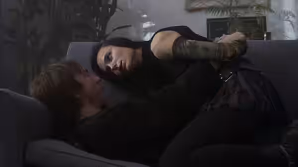 Johnny (David Thewlis) lying on sofa with Sophie (Katrin Cartlidge)