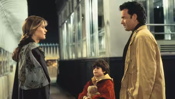 Annie Reed (Meg Ryan), Sam Baldwin (Tom Hanks) and Jonah Baldwin (Ross Malinger) stand on a rooftop at night