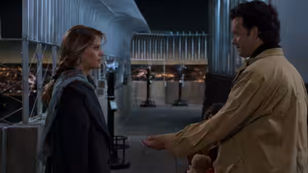 Annie Reed (Meg Ryan) faces Sam Baldwin (Tom Hanks) on a nighttime rooftop
