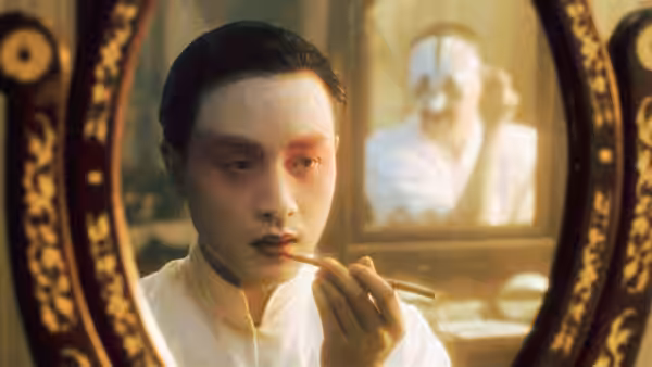 Cheng Dieyi (Leslie Cheung) applying makeup before a mirror