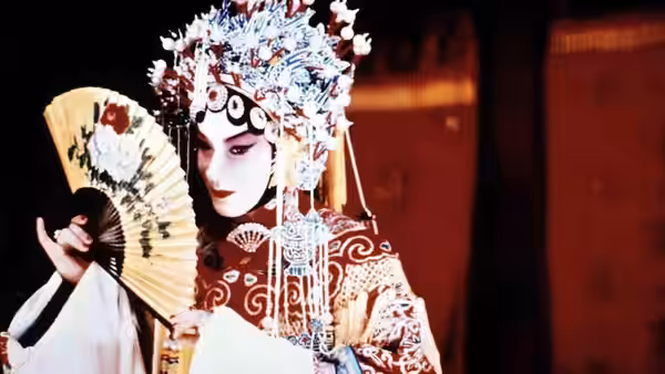 Cheng Dieyi (Leslie Cheung) in opera costume holding a fan