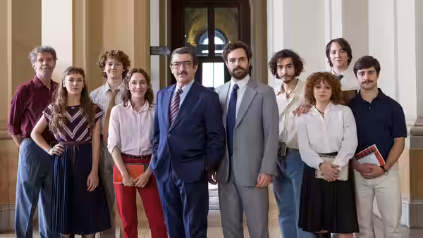 Julio Strassera (Ricardo Darín) and Luis Moreno Ocampo (Peter Lanzani) pose with colleagues in a courthouse corridor