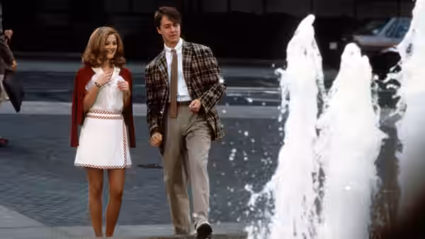 Skylar Dandridge (Drew Barrymore) and Holden Spence (Edward Norton) walk beside a fountain