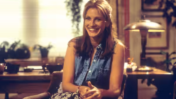 Von Sidell (Julia Roberts) smiles while seated at a restaurant table