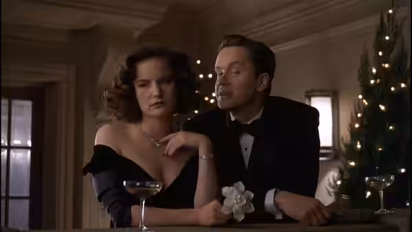 Amy Archer (Jennifer Jason Leigh) and Norville Barnes (Tim Robbins) at a formal table