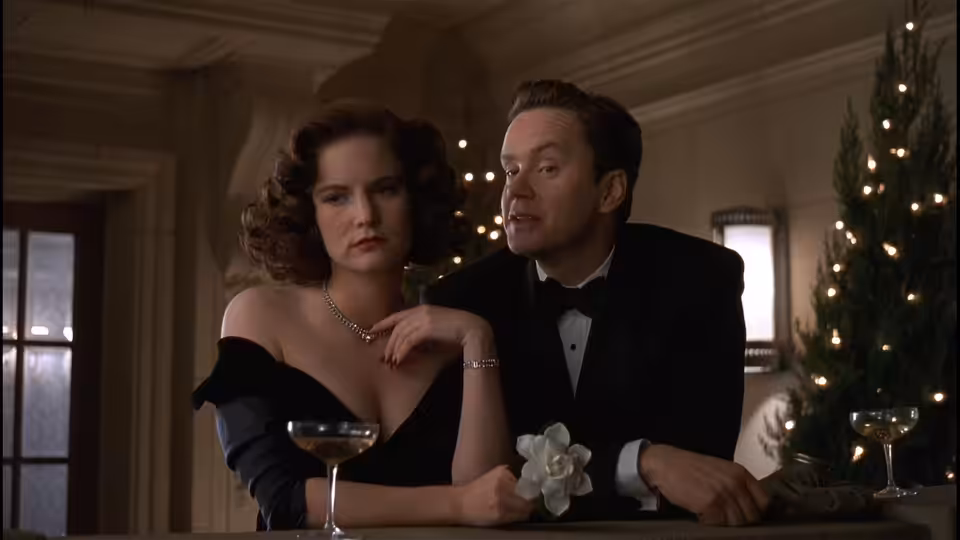 Amy Archer (Jennifer Jason Leigh) and Norville Barnes (Tim Robbins) at a formal table