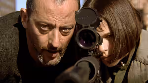 Léon (Jean Reno) and Mathilda (Natalie Portman) aiming a rifle with scope