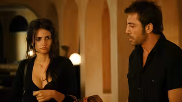 María Elena (Penélope Cruz) and Juan Antonio (Javier Bardem) stand together in an arched interior