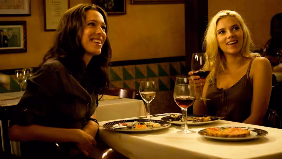 Cristina (Scarlett Johansson) and Vicky (Rebecca Hall) share dinner at a restaurant