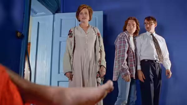 Juliet Miller (Kerry Fox), Alex Law (Ewan McGregor) and David Stephens (Christopher Eccleston) stand in a blue hallway