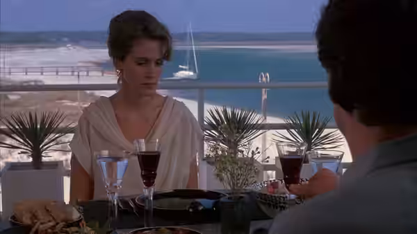 Laura Burney (Julia Roberts) sits at a seaside table across from a man