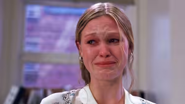 Katarina Stratford (Julia Stiles) cries with a tear-streaked face in close-up