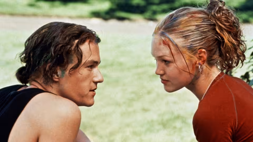 Patrick Verona (Heath Ledger) and Katarina Stratford (Julia Stiles) face each other closely outdoors