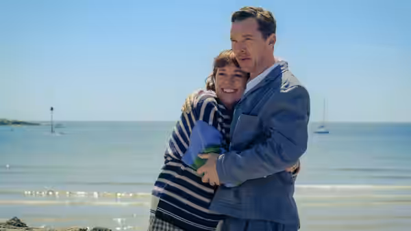 Ivy Rose (Olivia Colman) and Theo Rose (Benedict Cumberbatch) embrace on the beach