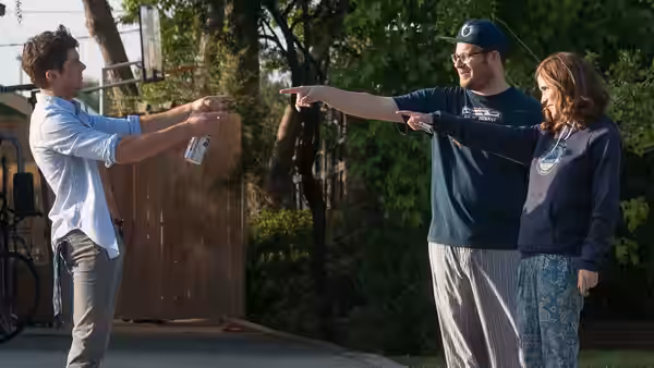 Teddy points toward Mac and Kelly outside their neighboring houses