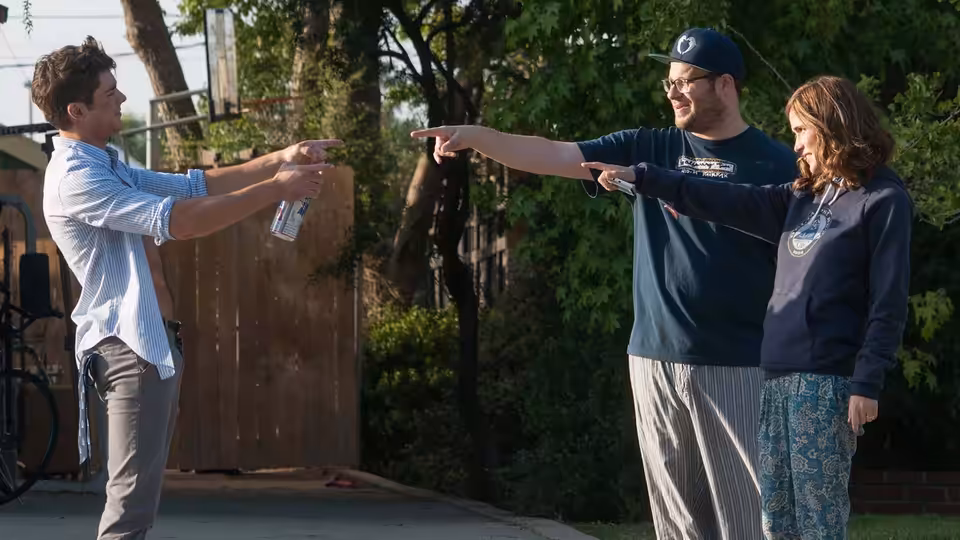 Teddy points toward Mac and Kelly outside their neighboring houses