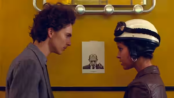 Zeffirelli (Timothée Chalamet) and Juliette (Lyna Khoudri) face each other in a hallway