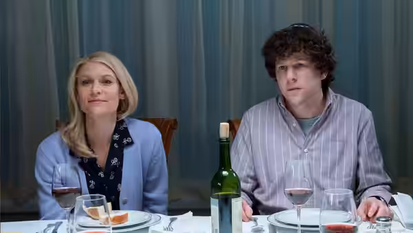 Rachel (Claire Danes) and Toby (Jesse Eisenberg) sit at a dinner table