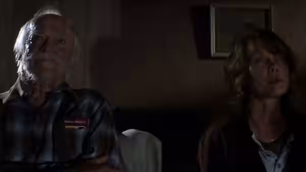 Alvin (Richard Farnsworth) and Rose (Sissy Spacek) sitting indoors and looking up