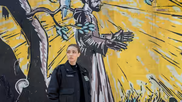 Mickey Fitzpatrick (Amanda Seyfried) stands before a large mural