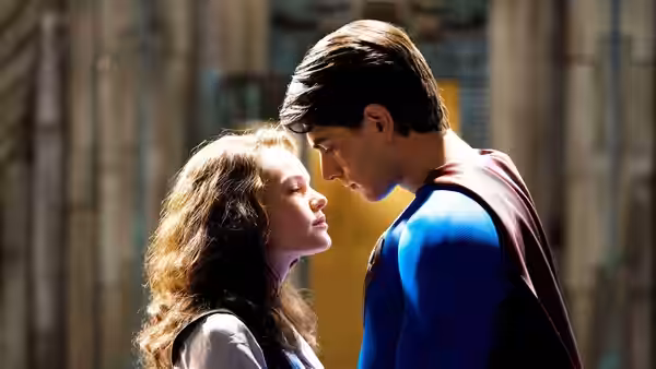 Lois Lane (Kate Bosworth) and Superman (Brandon Routh) lean close together