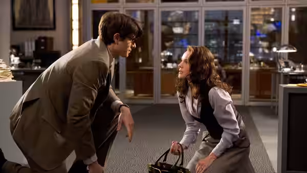 Clark Kent (Brandon Routh) and Lois Lane (Kate Bosworth) talk on the newsroom floor