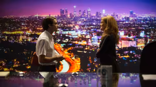 Louis Bloom (Jake Gyllenhaal) speaking with Nina Romina (Rene Russo) in a studio