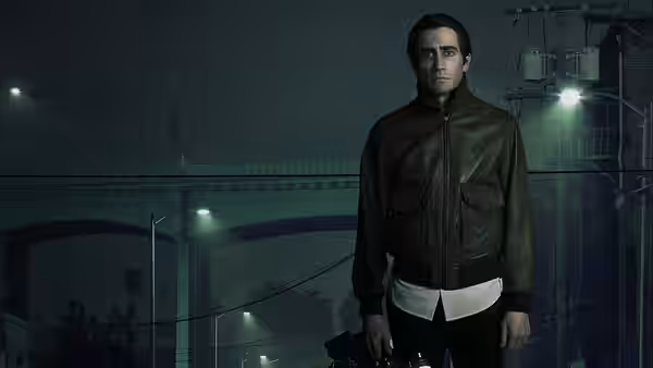 Louis Bloom (Jake Gyllenhaal) standing on an overpass at night